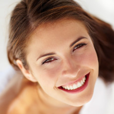 Das Gesicht einer lächelnden Frau von oben fotografiert, sie schaut in die Kamera