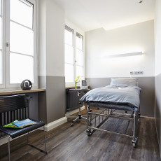 Patientenzimmer nach OP mit einem Bett