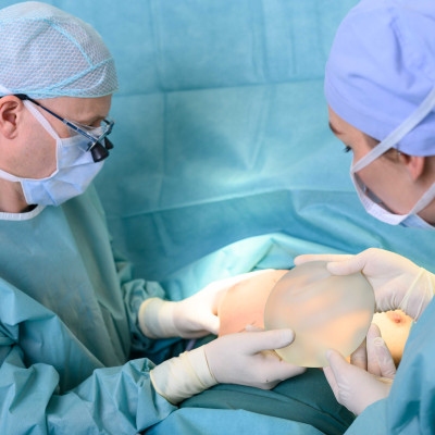 Dr. Daniel Thome im Operationssaal kurz vor einer Brustvergrößerung